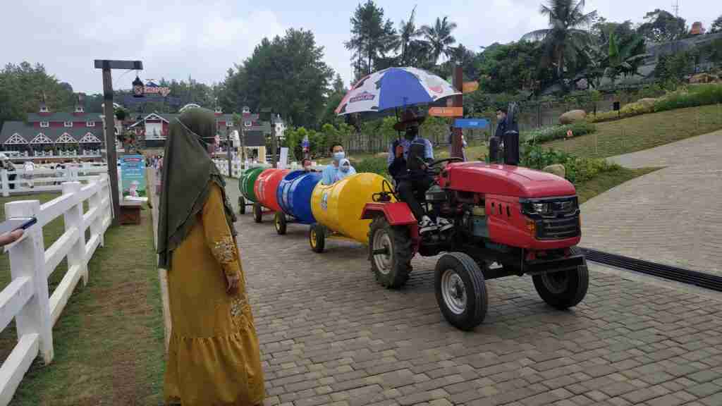 Tractor Tour De Farm Cimory Dairyland Puncak Bogor