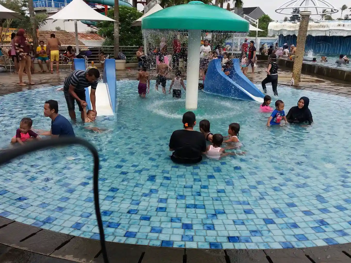Manfaat Mengajak Anak Berenang di Waterpark