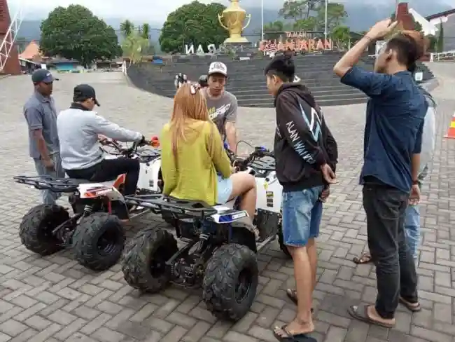 Naik ATV Di Taman Ghanjaran