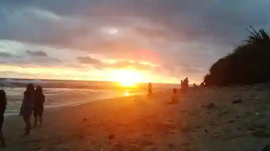 Matahari Terbenam di Pantai Sayang Heulang