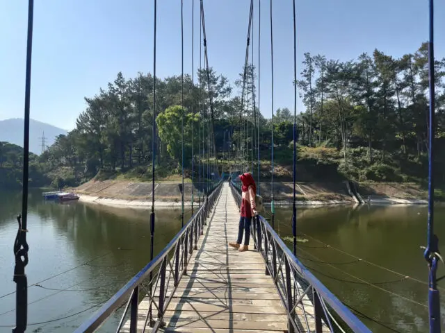 Berjalan Di Jembatan Gantung