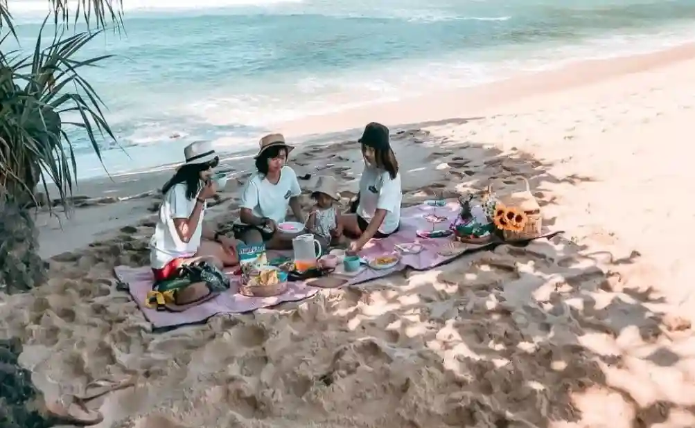 Piknik Santai di Pantai