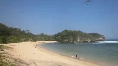 Bermain Di Tepi Pantai