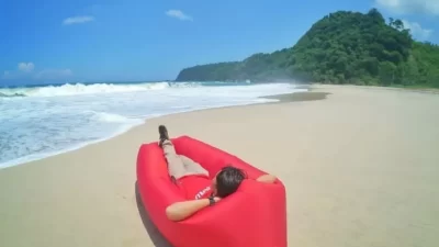Duduk-Duduk Santai di Pantai