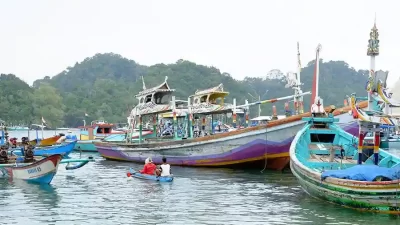 Melihat Aktivitas Nelayan Di Pantai Sendangbiru