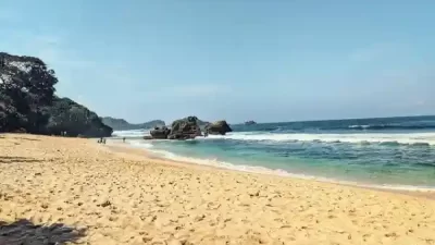 Pantai Yang Luas dan Nyaman