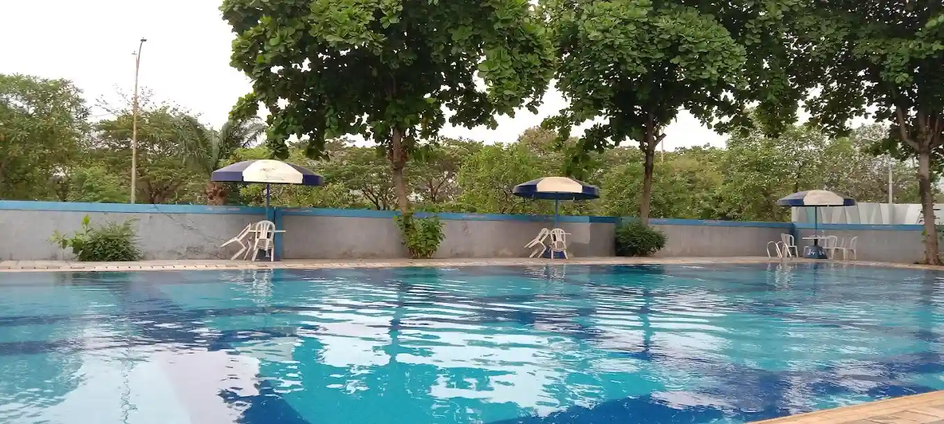 Berenang di Kolam Renang (1)