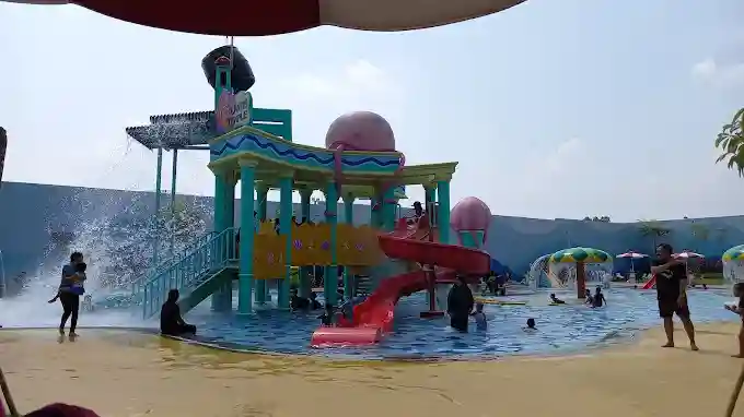 Berseluncur di Water Slides