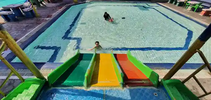 Meluncur di water slide