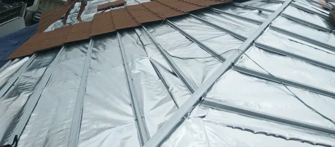 Keuntungan dan Pertimbangan Penggunaan Aluminium Foil pada Atap