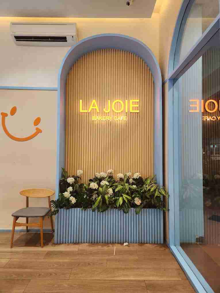 Harga Menu La Joie Cafe Bakery by Prilly Latuconsina