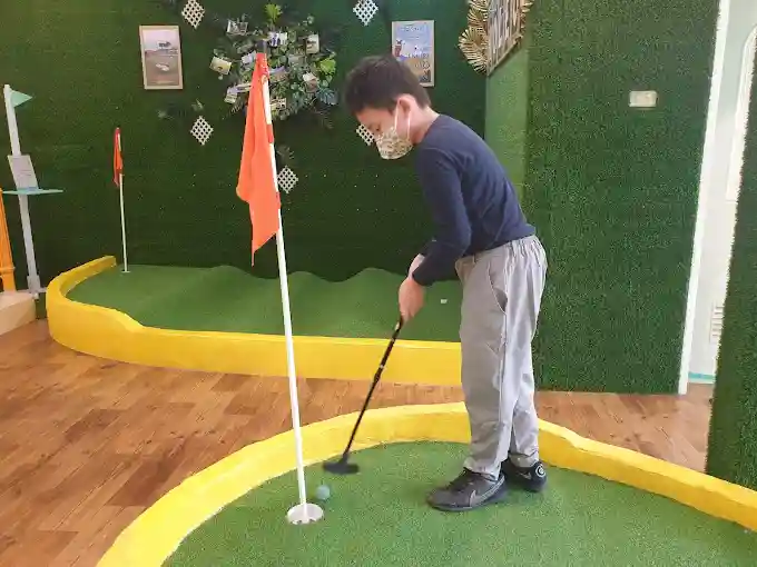 Bermain Mini Golf