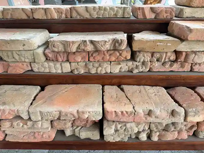 Koleksi Logam dan Koleksi Batu Museum Trowulan